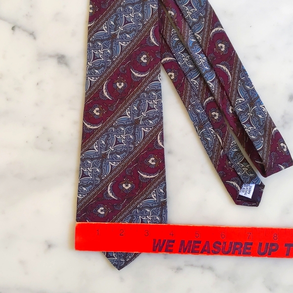 NWOT. Hunting Horn Classics 100% Silk Tie with Multicolor Design Patterns. - Picture 3 of 5